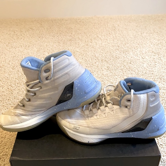 Steph Curry (SC) UNDERARMOUR youth size 5 basketball sneakers. - Picture 3 of 10